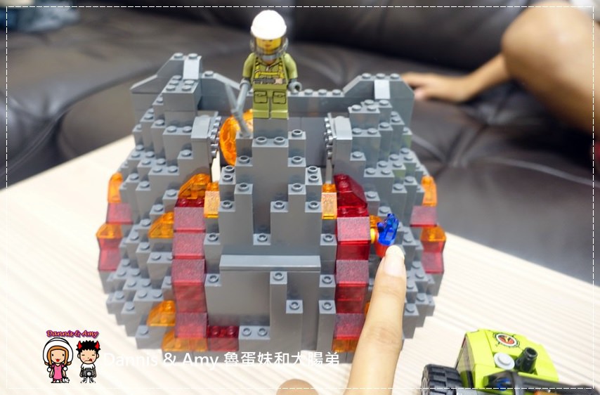 20161020《益智玩具開箱》︱誰能抵擋LEGO樂高積木的神奇魔力x60125 Volcano Heavy火山探險重型載運直升機 ︱玩具反斗城獨家販售！！ （影片） (7).jpg