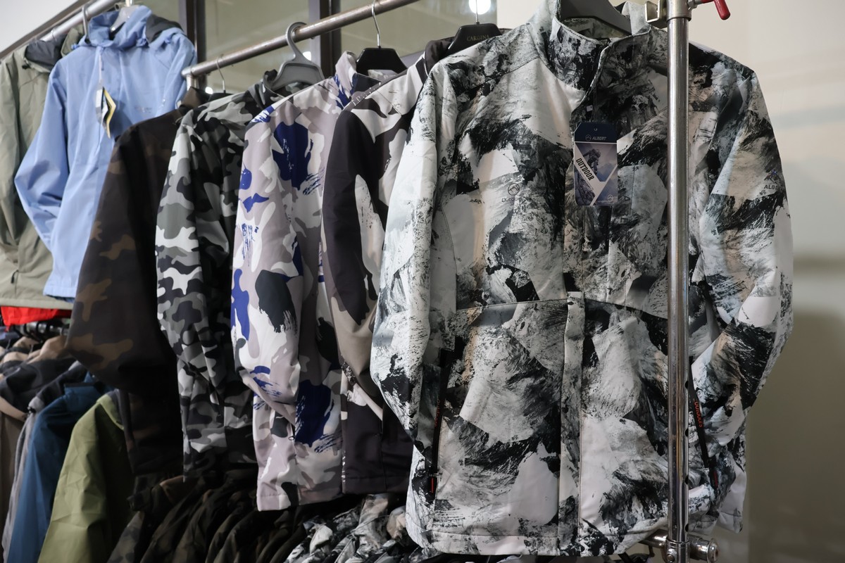 家樂福林口店B1特賣會︱艾伯特服飾下殺100元起,T恤背心3件500元/多利寶寢具枕頭買一送一,工廠直送2折起