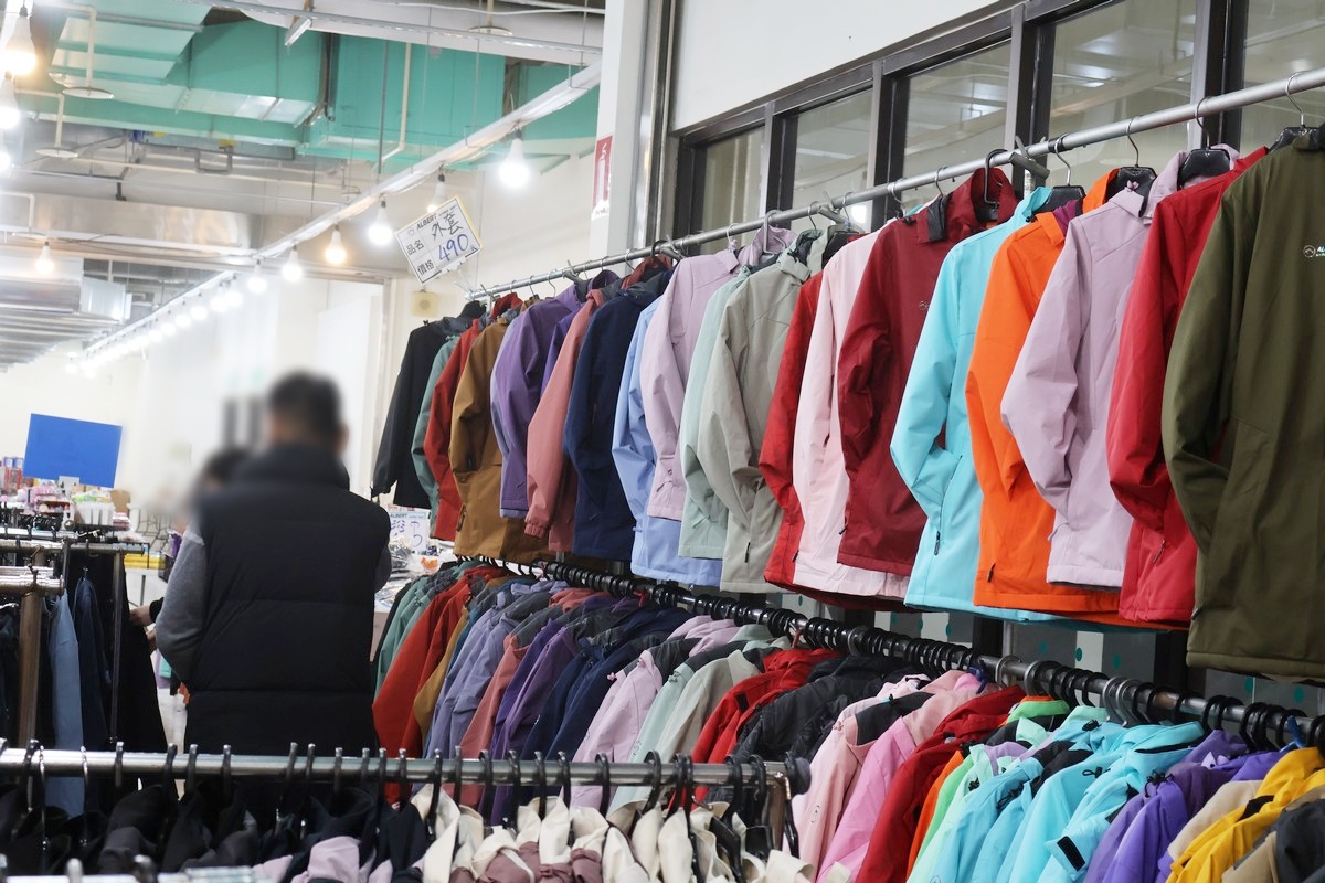 家樂福林口店B1特賣會︱艾伯特服飾下殺100元起,T恤背心3件500元/多利寶寢具枕頭買一送一,工廠直送2折起