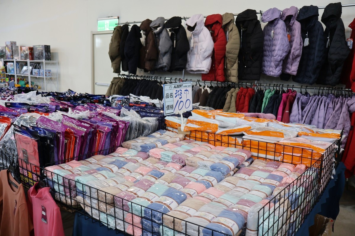 家樂福林口店B1特賣會︱艾伯特服飾下殺100元起,T恤背心3件500元/多利寶寢具枕頭買一送一,工廠直送2折起