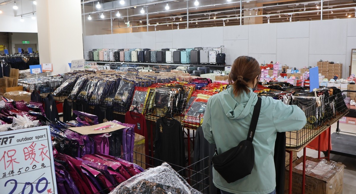 家樂福林口店B1特賣會︱艾伯特服飾下殺100元起,T恤背心3件500元/多利寶寢具枕頭買一送一,工廠直送2折起