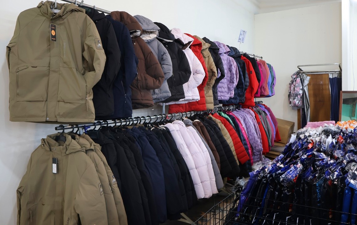 家樂福林口店B1特賣會︱艾伯特服飾下殺100元起,T恤背心3件500元/多利寶寢具枕頭買一送一,工廠直送2折起