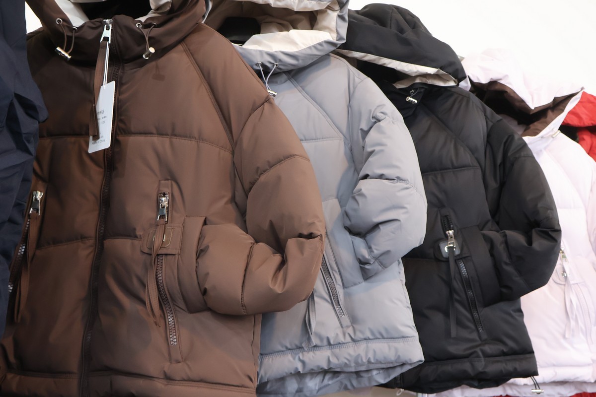 家樂福林口店B1特賣會︱艾伯特服飾下殺100元起,T恤背心3件500元/多利寶寢具枕頭買一送一,工廠直送2折起