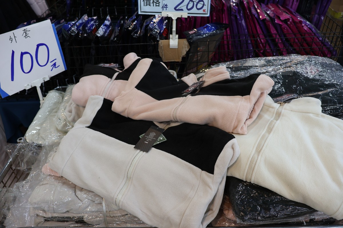 家樂福林口店B1特賣會︱艾伯特服飾下殺100元起,T恤背心3件500元/多利寶寢具枕頭買一送一,工廠直送2折起