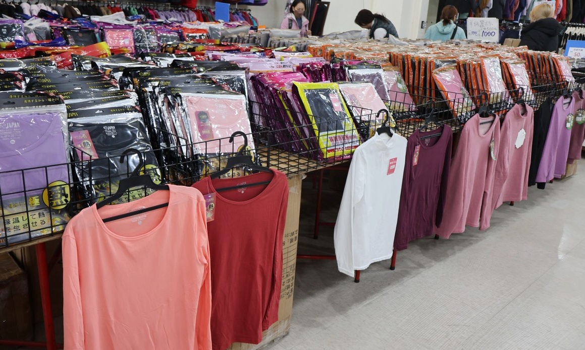 家樂福林口店B1特賣會︱艾伯特服飾下殺100元起,T恤背心3件500元/多利寶寢具枕頭買一送一,工廠直送2折起