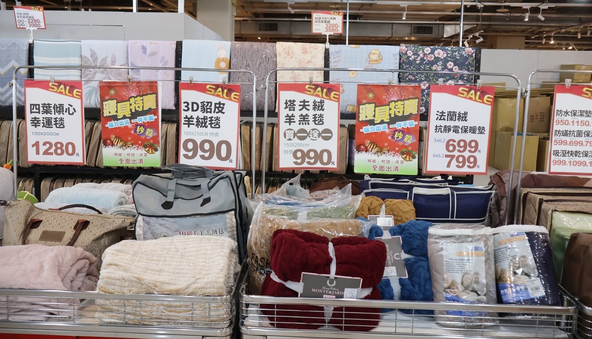 家樂福林口店B1特賣會︱艾伯特服飾下殺100元起,T恤背心3件500元/多利寶寢具枕頭買一送一,工廠直送2折起