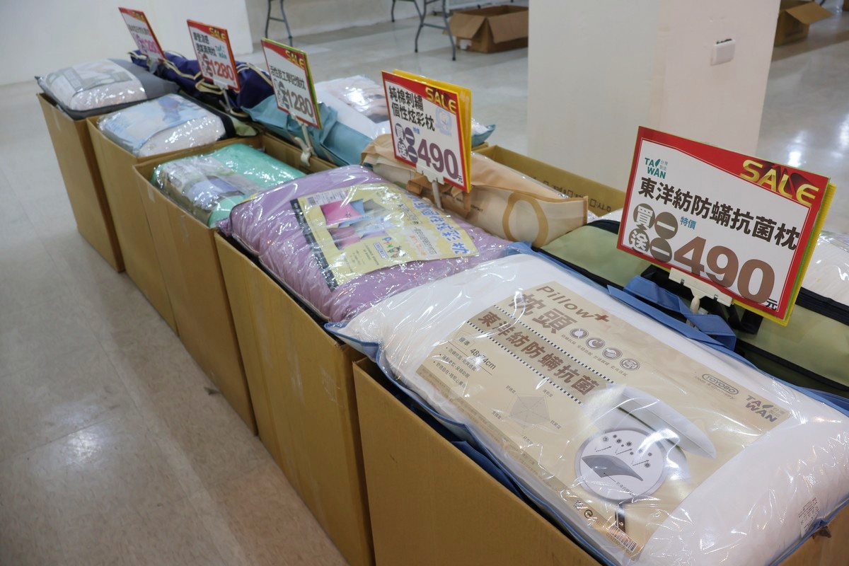 家樂福林口店B1特賣會︱艾伯特服飾下殺100元起,T恤背心3件500元/多利寶寢具枕頭買一送一,工廠直送2折起