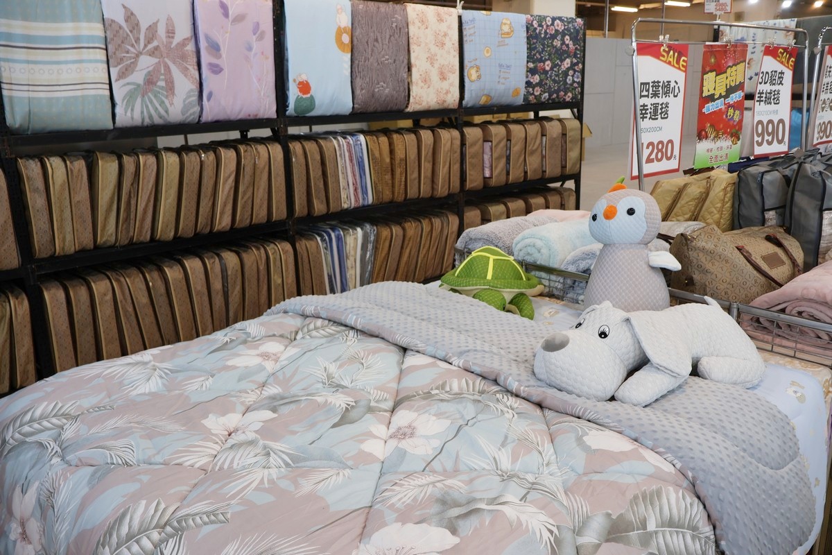 家樂福林口店B1特賣會︱艾伯特服飾下殺100元起,T恤背心3件500元/多利寶寢具枕頭買一送一,工廠直送2折起