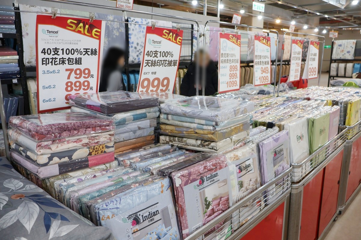 家樂福林口店B1特賣會︱艾伯特服飾下殺100元起,T恤背心3件500元/多利寶寢具枕頭買一送一,工廠直送2折起