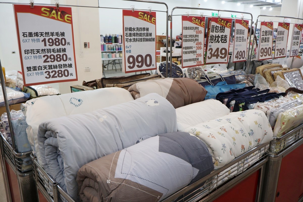 家樂福林口店B1特賣會︱艾伯特服飾下殺100元起,T恤背心3件500元/多利寶寢具枕頭買一送一,工廠直送2折起