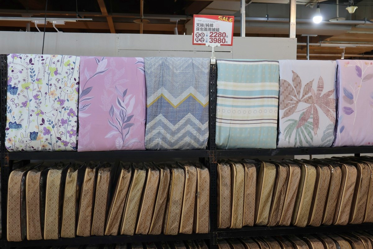 家樂福林口店B1特賣會︱艾伯特服飾下殺100元起,T恤背心3件500元/多利寶寢具枕頭買一送一,工廠直送2折起