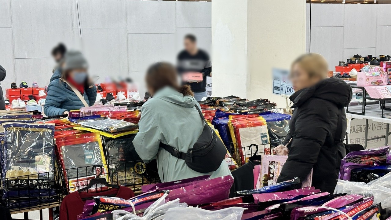 家樂福林口店B1特賣會︱艾伯特服飾下殺100元起,T恤背心3件500元/多利寶寢具枕頭買一送一,工廠直送2折起