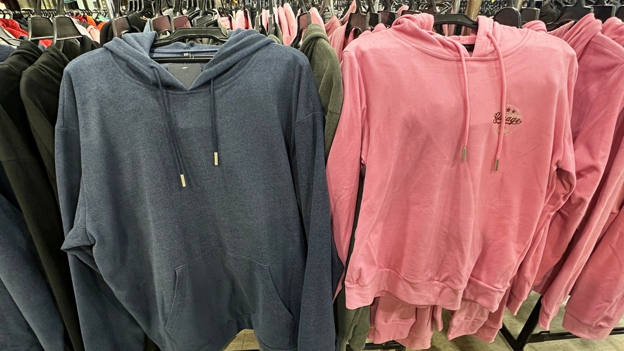 家樂福林口店B1特賣會︱艾伯特服飾下殺100元起,T恤背心3件500元/多利寶寢具枕頭買一送一,工廠直送2折起